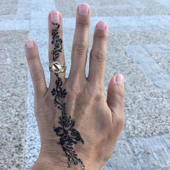 Meet your Posher, Stephanie - Picture 4 of 6